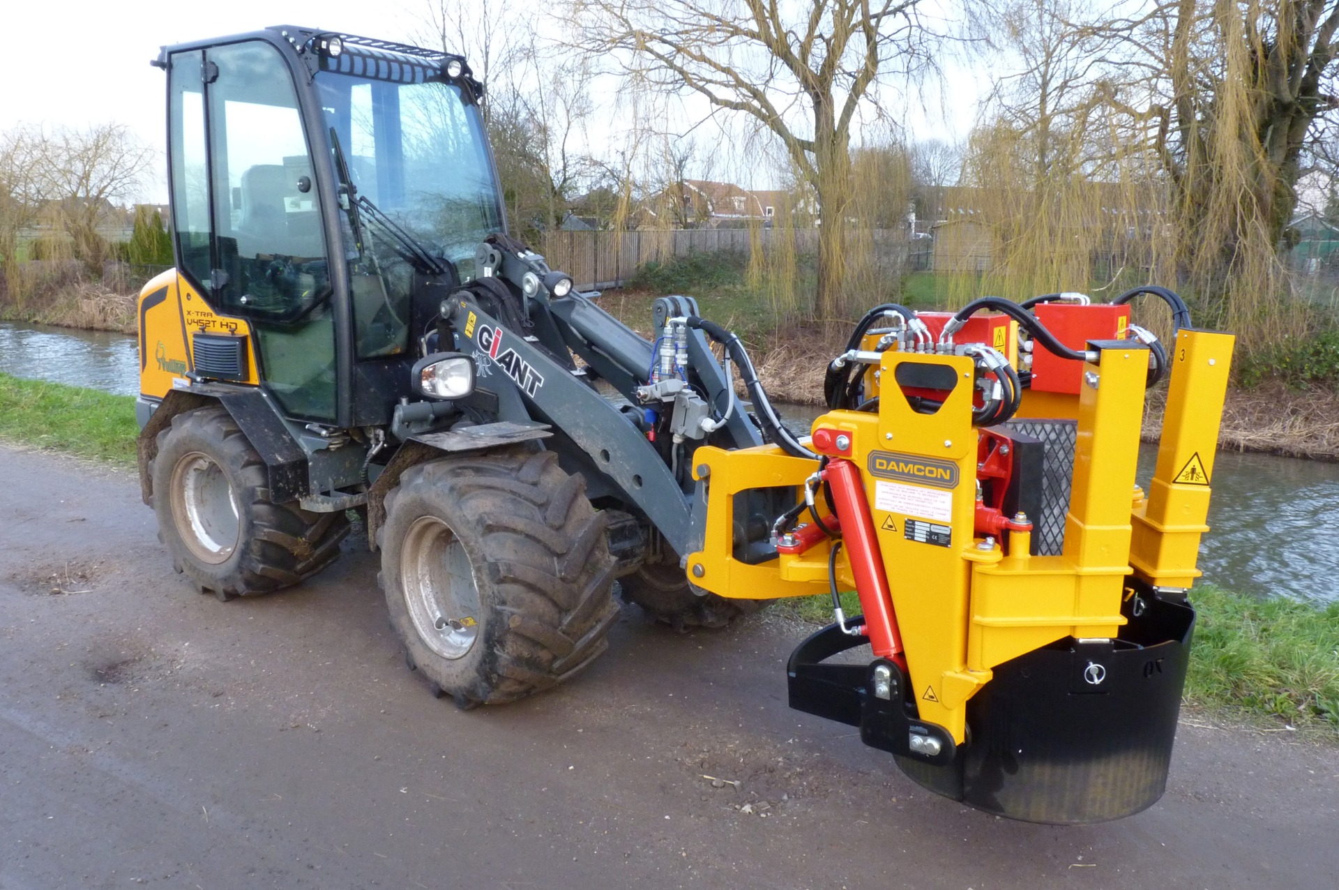 KLR-700 ST tree spade with tree clamp mounted on a Giant mini loader