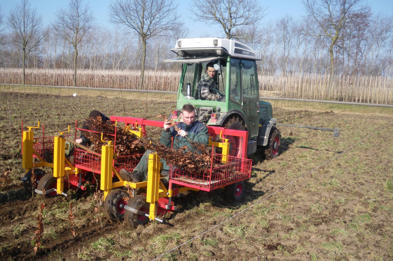 Small Planting Machine Compact plant machine, the PL-10 - Damcon tree nursery equipment