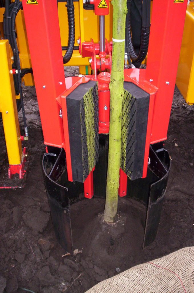 Spade Operation Tree spade self propelled - Damcon tree nursery equipment