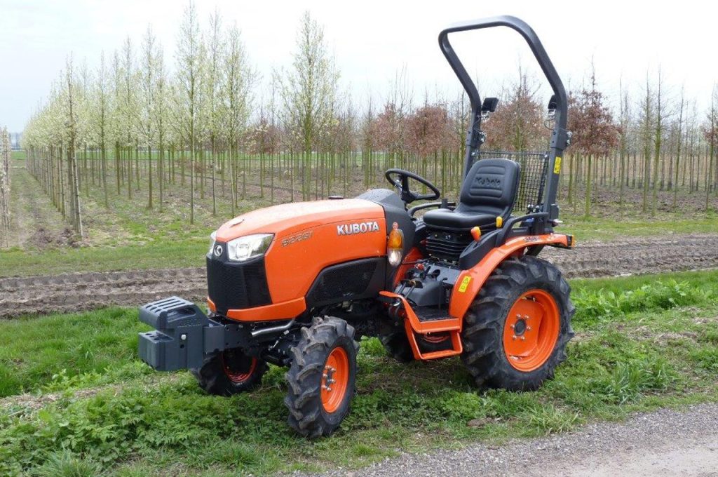 Kubota B2661 HDW compact tractor