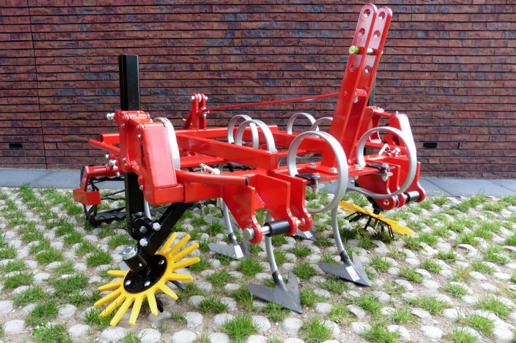 C8V cultivator with finger weeders