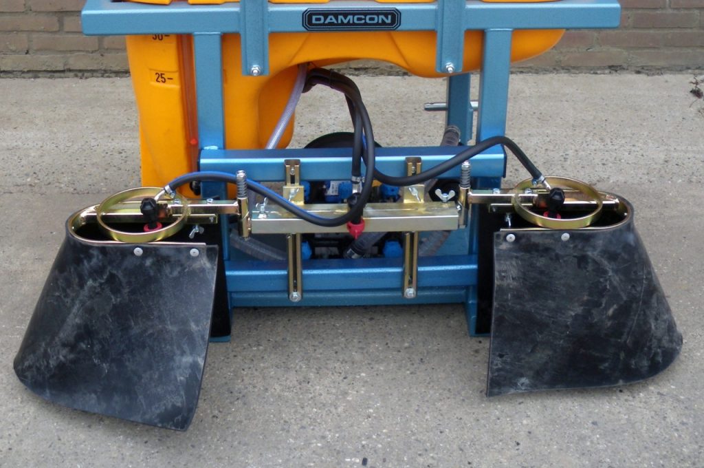 Damcon spray bar with protection skirts