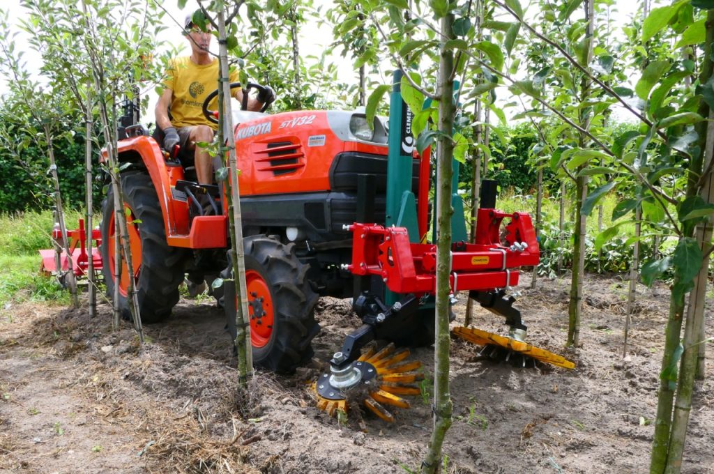 Finger weeders in front of hoeing machine