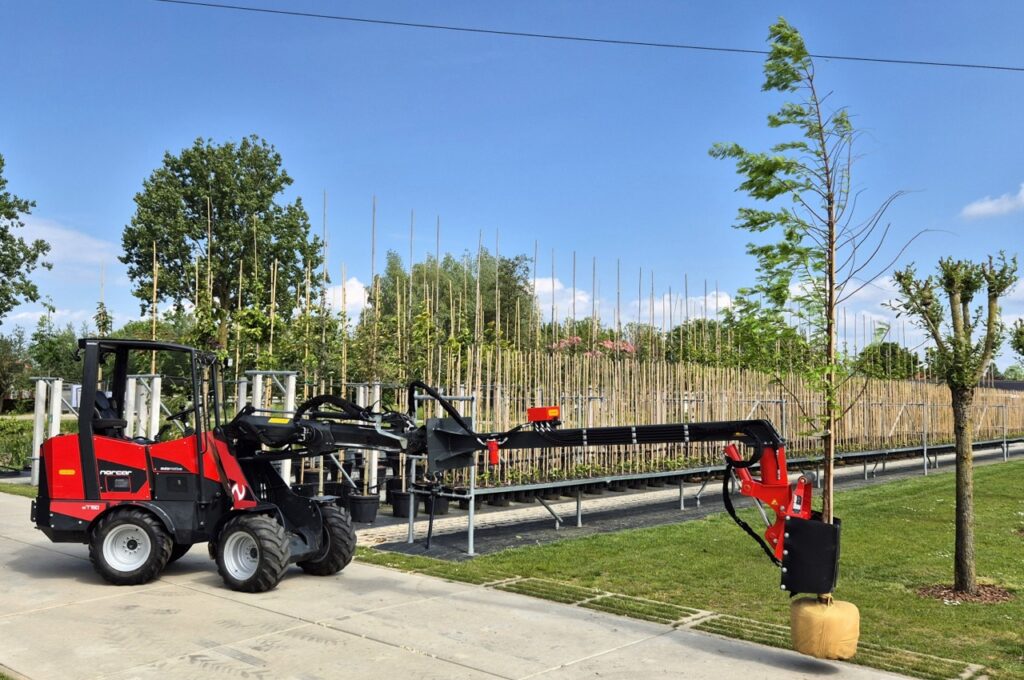 Hydraulic tree loading clamp (HBK) on loading jib with rotator and quick coupler for Norcar