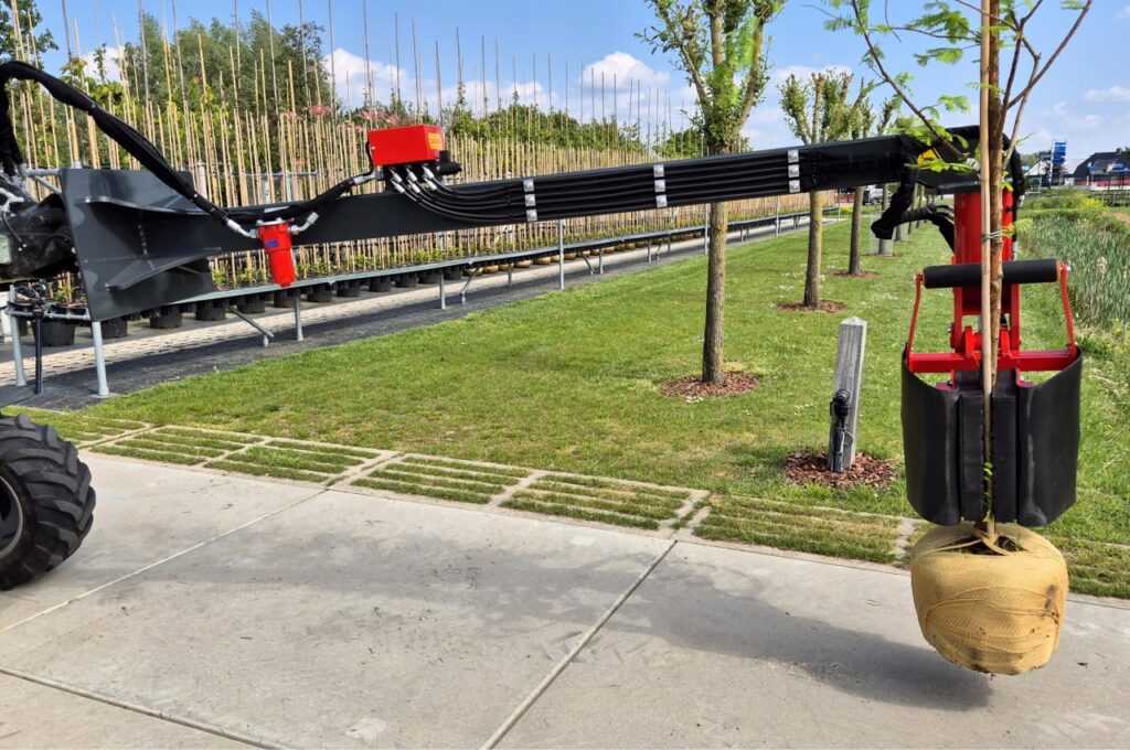 Hydraulic tree loading clamp (HBK) on loading jib with rotator and quick coupler for Norcar