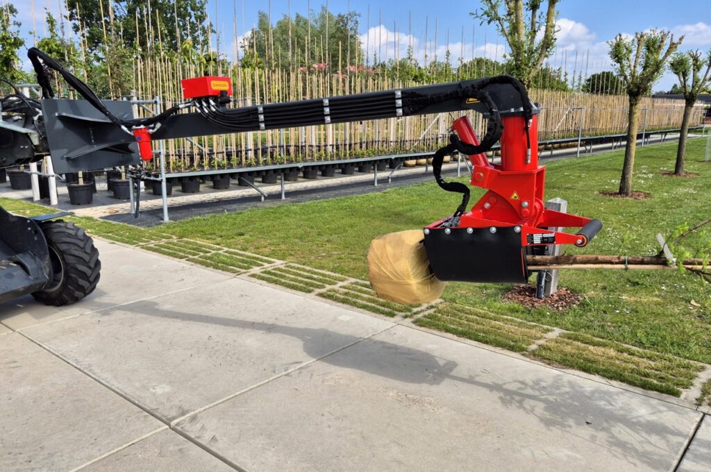 Hydraulic tree loading clamp (HBK) on loading jib with rotator and quick coupler for Norcar