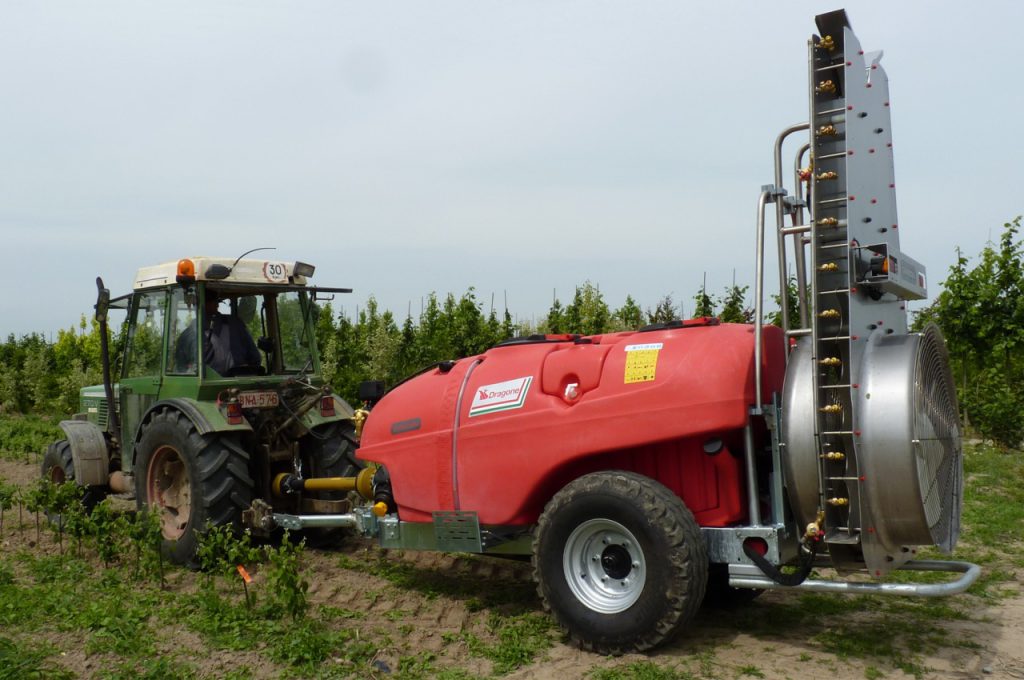 Dragone K1 trailed 1500 liter cross-stream sprayer