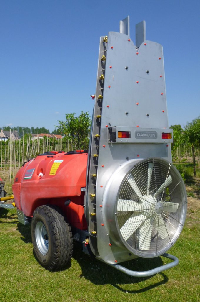 Dragone K1 trailed 1500 liter cross-stream sprayer