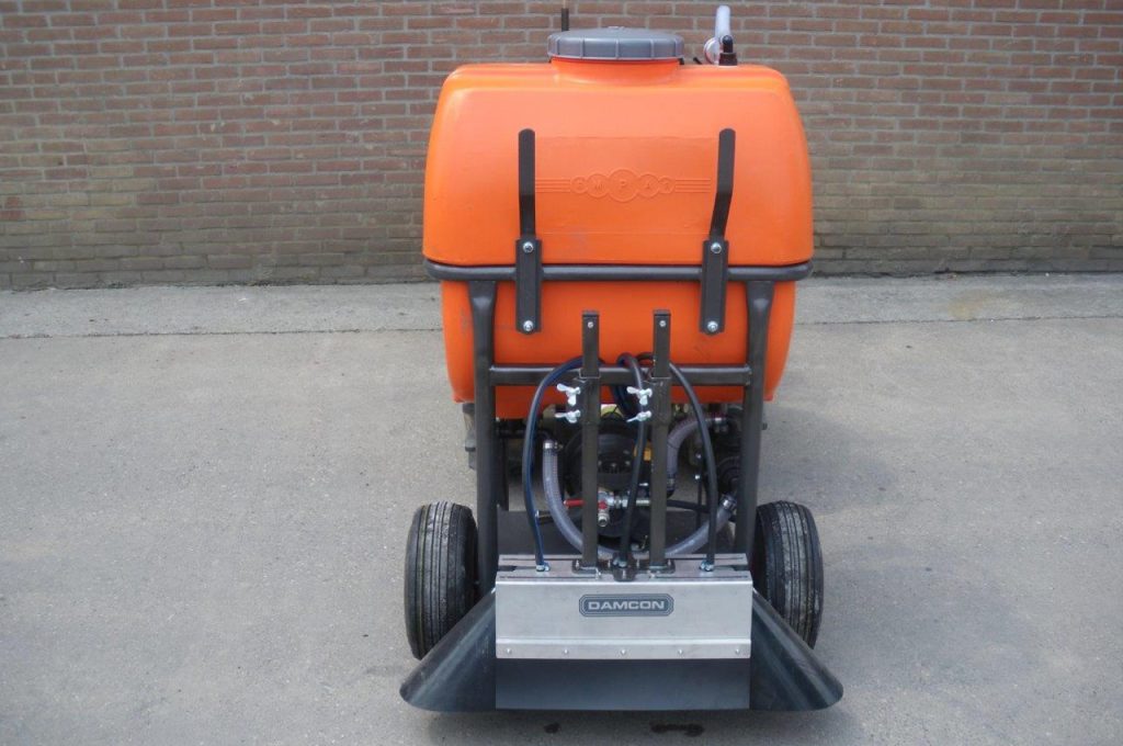 stainless steel spraying cap 3 nozzles on Empas sprayer retracted