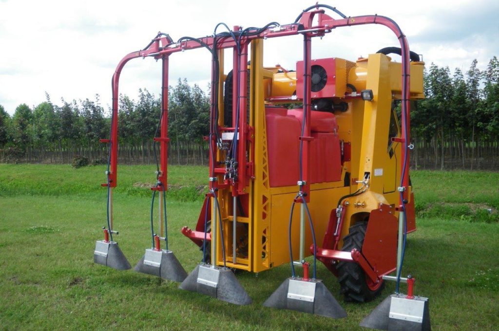 Stainless steel spray hoods for 4 rows of trees - Multitrike high clearance tractor for young avenue trees