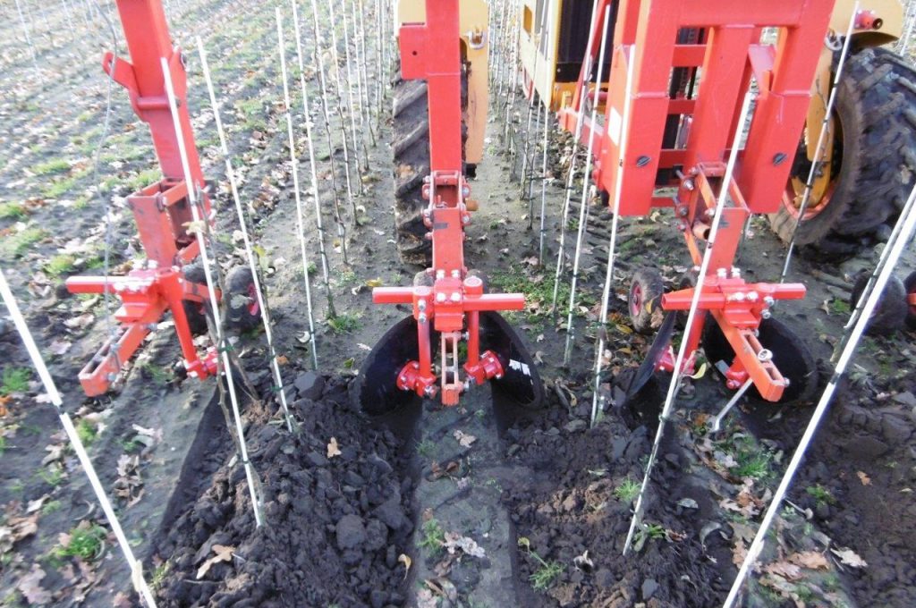 Filling the plant furrow - Multitrike high clearance tractor for fruit trees