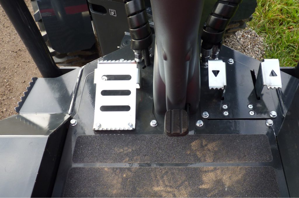 Foot controls - Norcar A755XC articulated loader