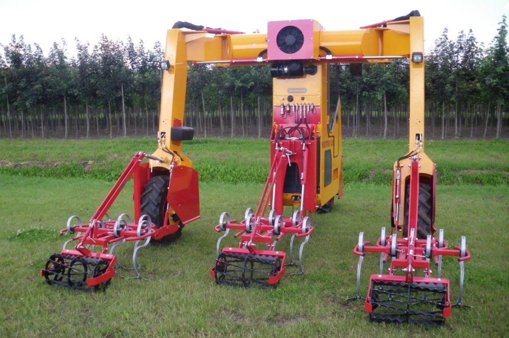 Cultivator - Multitrike high clearance tractor for young avenue trees