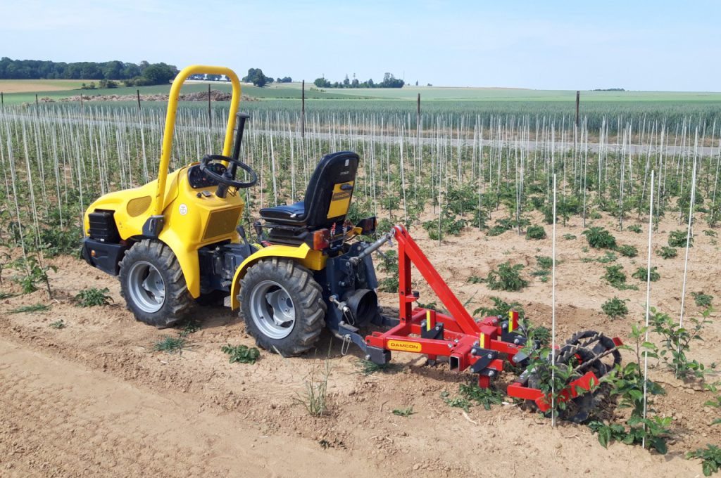 Damcon hoeing machine