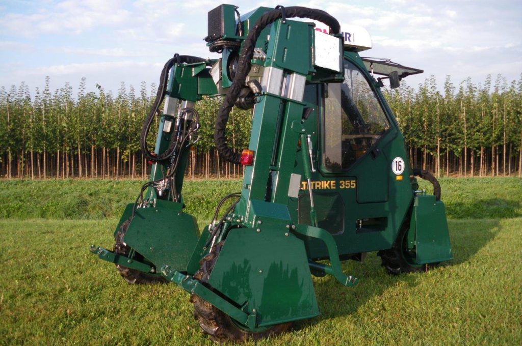 Slope compensation - Multitrike high clearance tractor for christmas trees