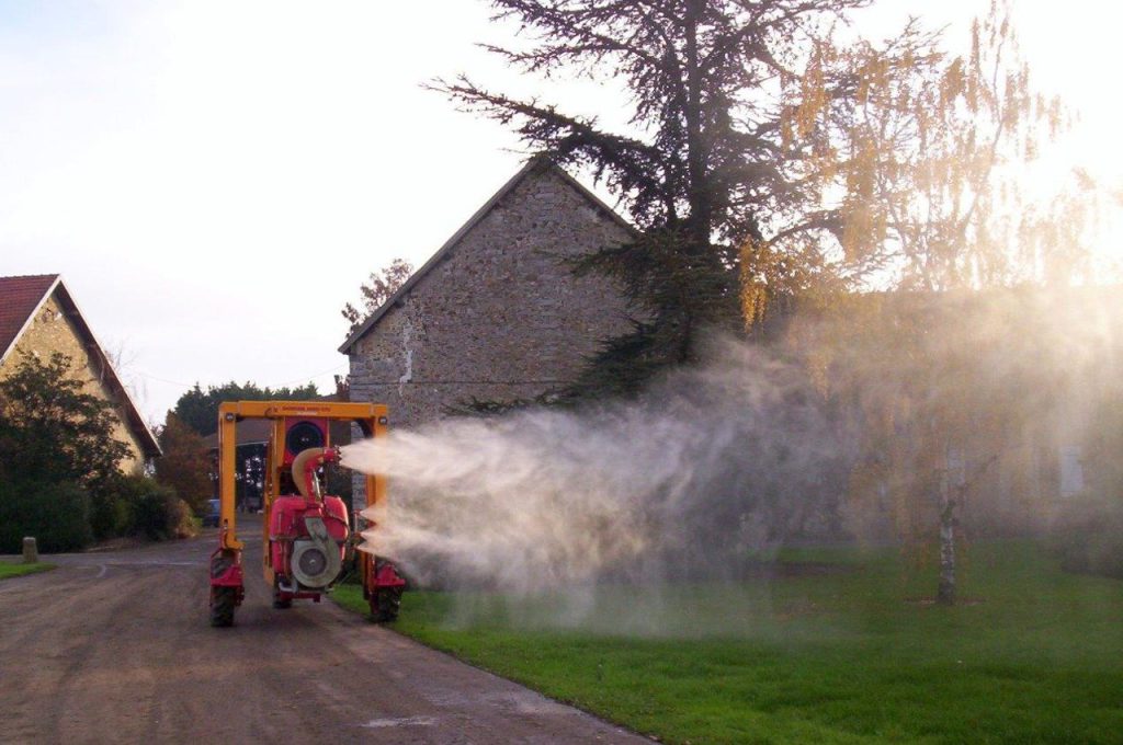 Horizontal spraying - Multitrike high clearance tractor for shrubs and conifers