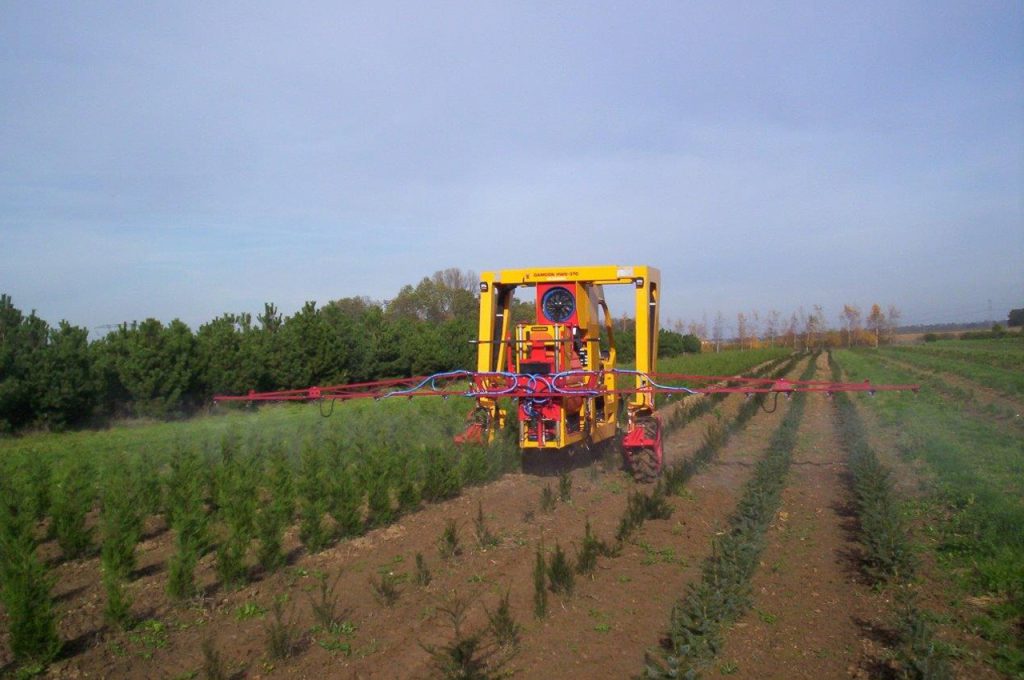 Horizontal spray boom - Multitrike high clearance tractor for shrubs and conifers