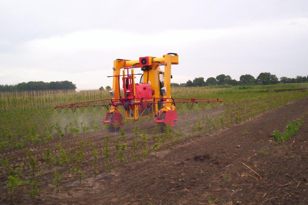 Horizontal spray boom - Multitrike high clearance tractor for young avenue trees