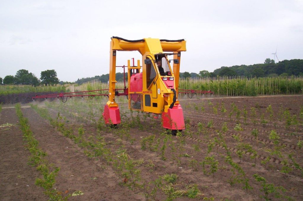 Horizontal spray boom - Multitrike high clearance tractor for young avenue trees