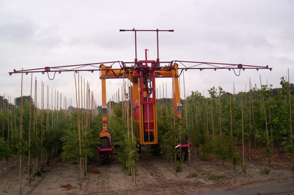 Horizontal spray boom - Multitrike high clearance tractor for young avenue trees
