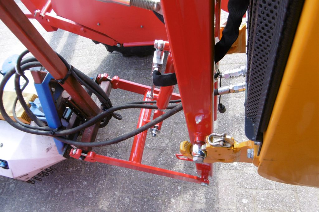 Center lift light for Multitrike high clearance tractor