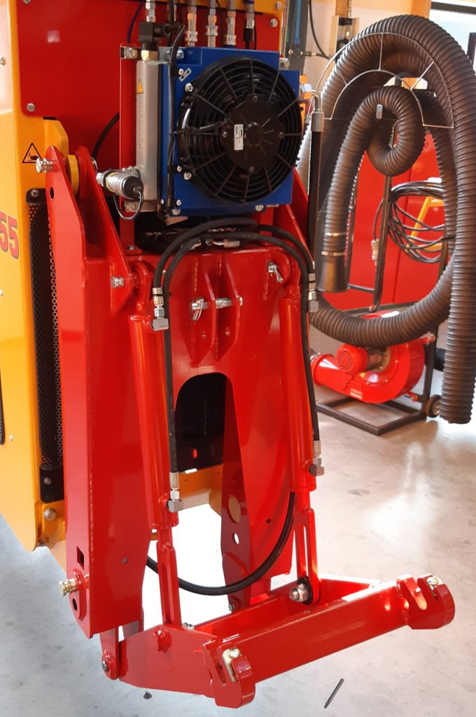 Center lift heavy for Multitrike high clearance tractor