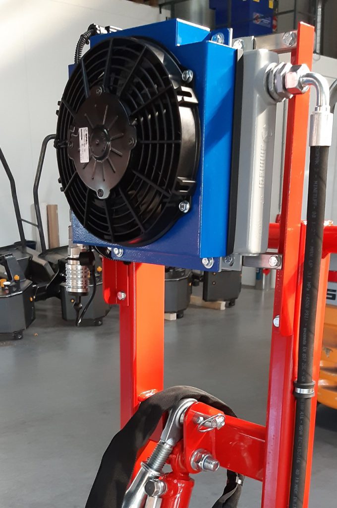 Oilcooler for Multitrike high clearance tractor