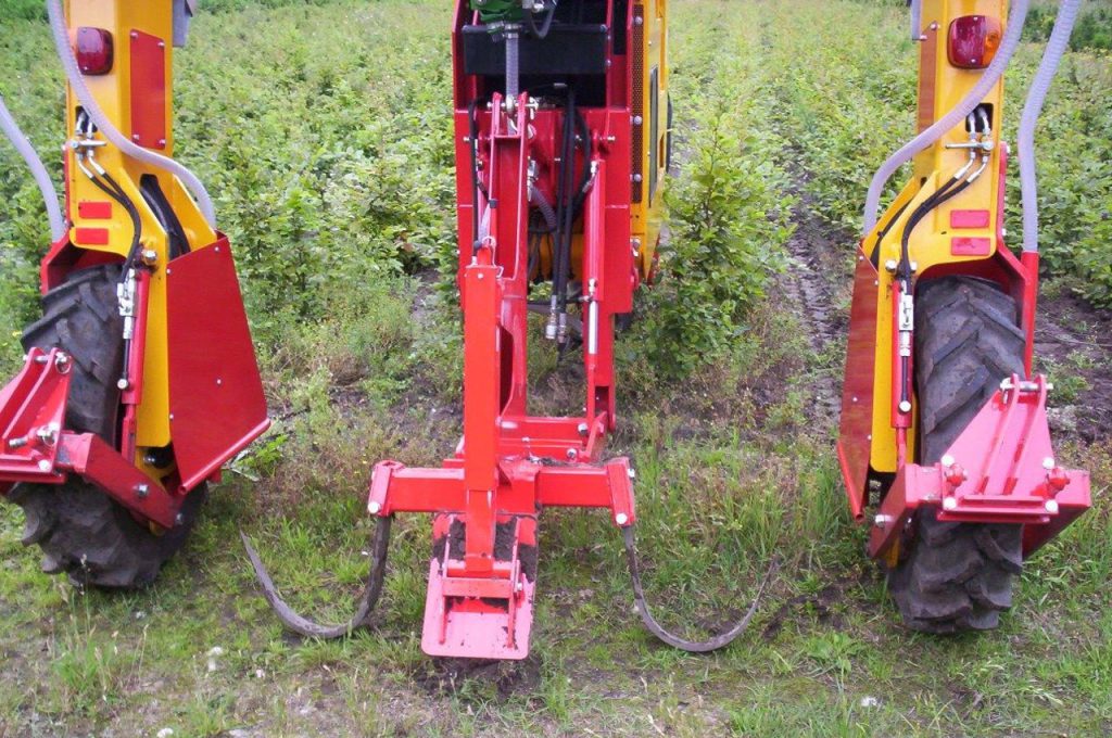 Undercutting 2 rows - Multitrike high clearance tractor for shrubs and conifers