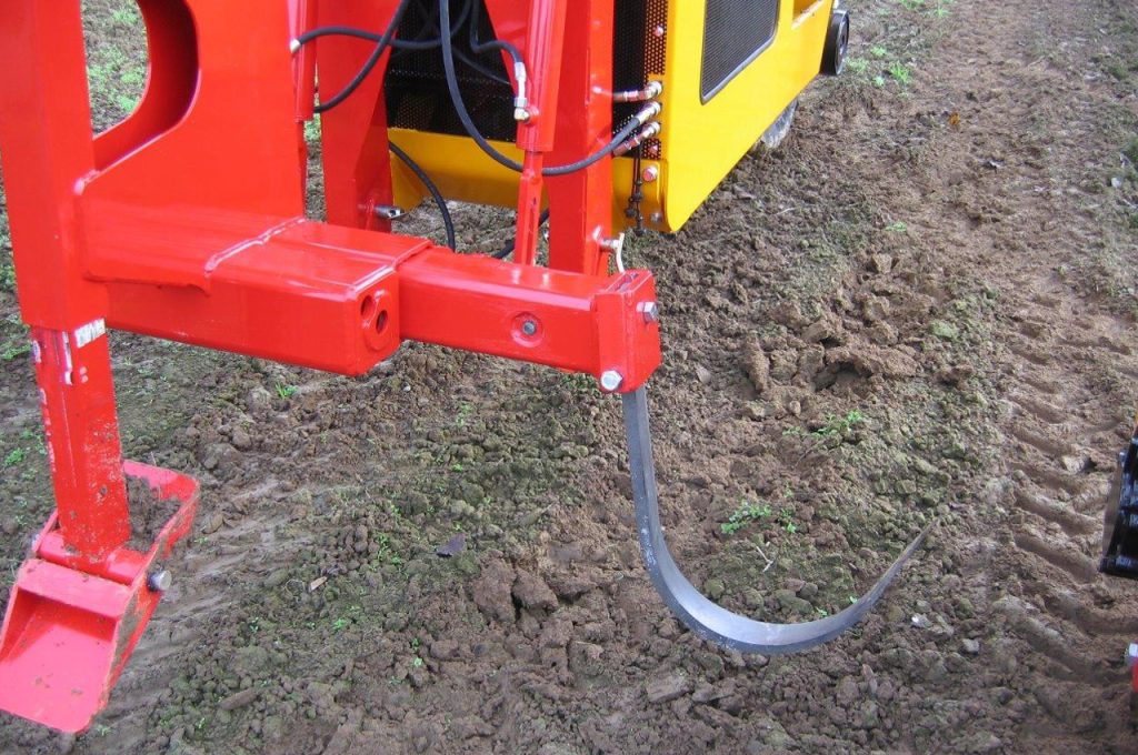 Undercutting blade - Multitrike high clearance tractor for young avenue trees