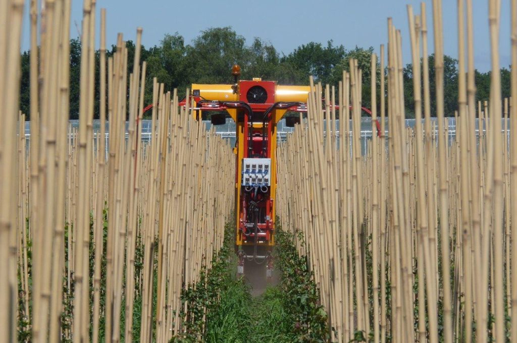 Weed control with LVS - Multitrike high clearance tractor for young avenue trees