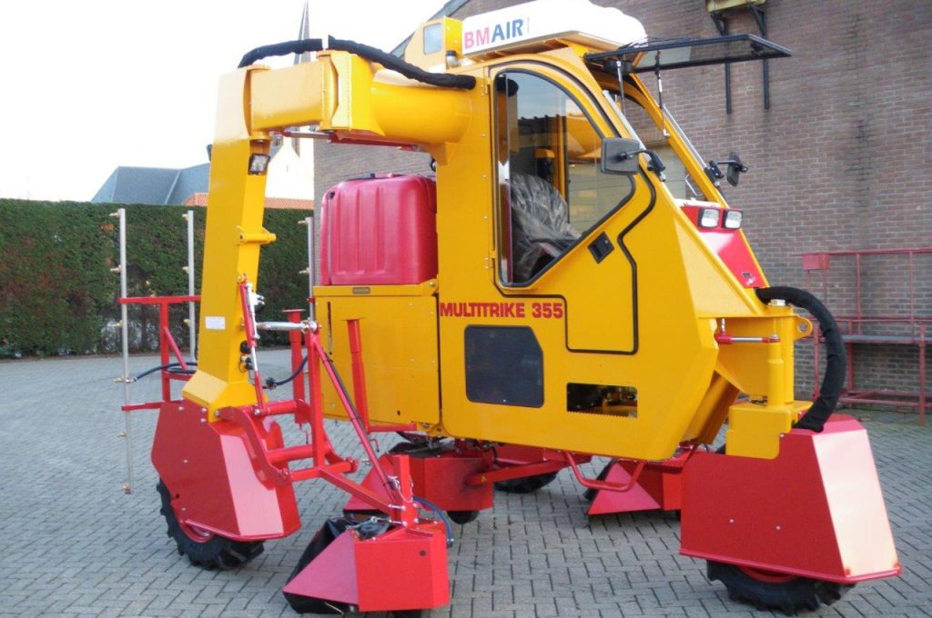 Weeds cap SK K130 in front of the wheels - Multitrike high clearance tractor for christmas trees