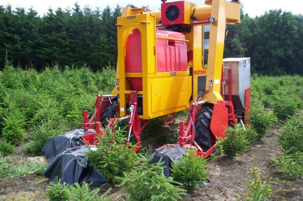 Weeds cap SK K130 with row fertilizer - Multitrike high clearance tractor for christmas trees