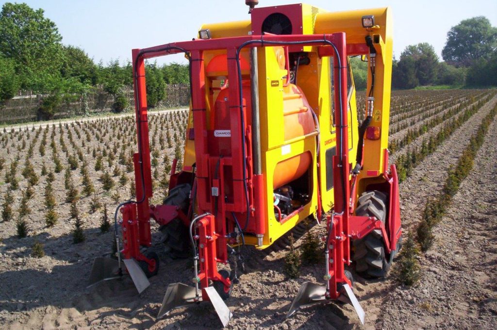 Open spray hoods - Multitrike high clearance tractor for shrubs and conifers
