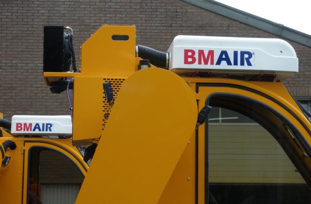 Overpressure system for Multitrike high clearance tractor