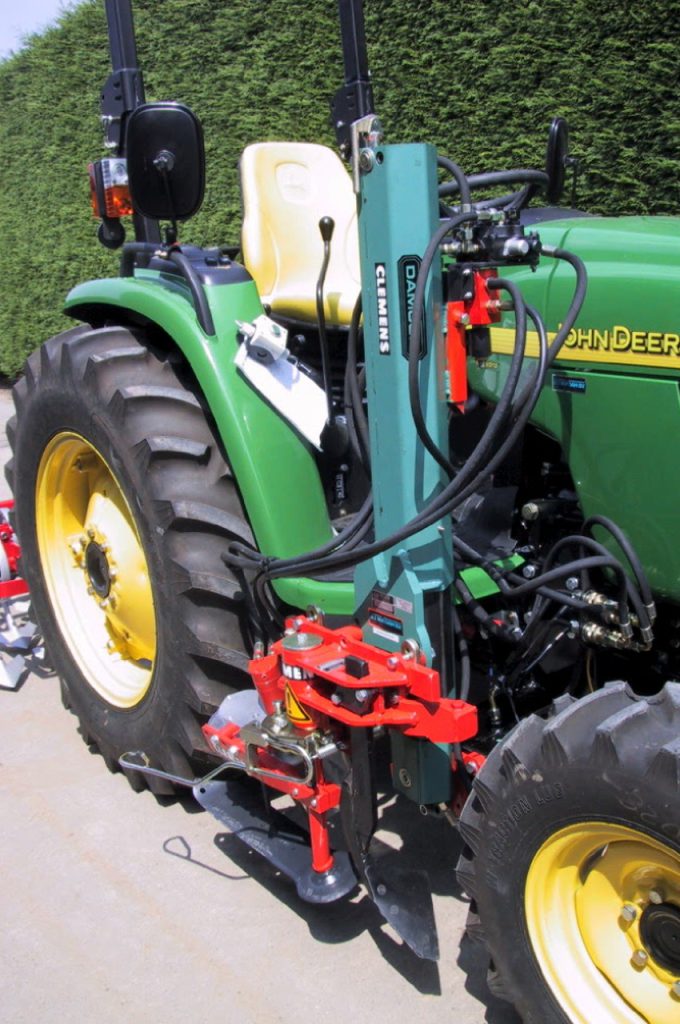 Radius All-around weeder between the wheels