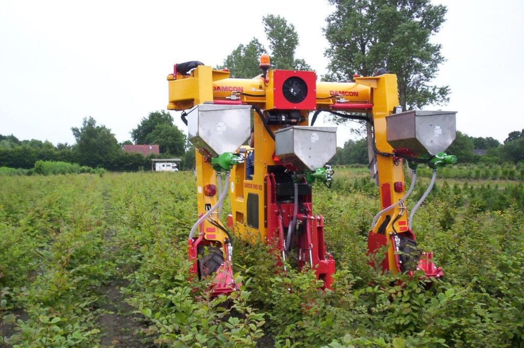 Row fertilizer 100 ltr mounted - Multitrike high clearance tractor for christmas trees