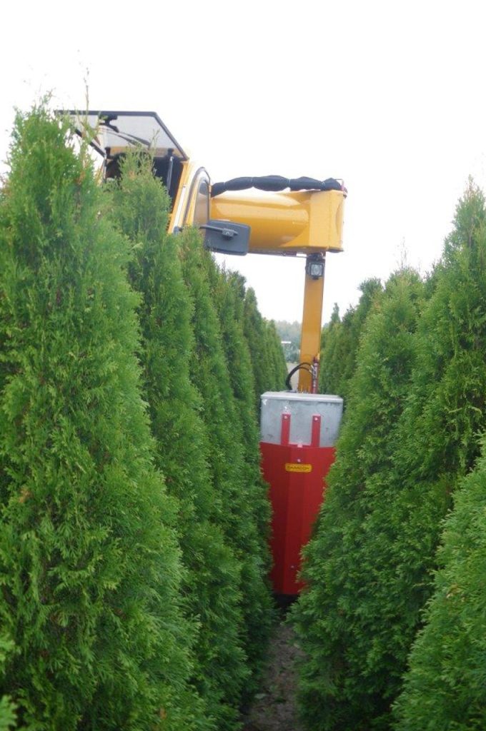 Row fertilizer 200 ltr - Multitrike high clearance tractor for shrubs and conifers