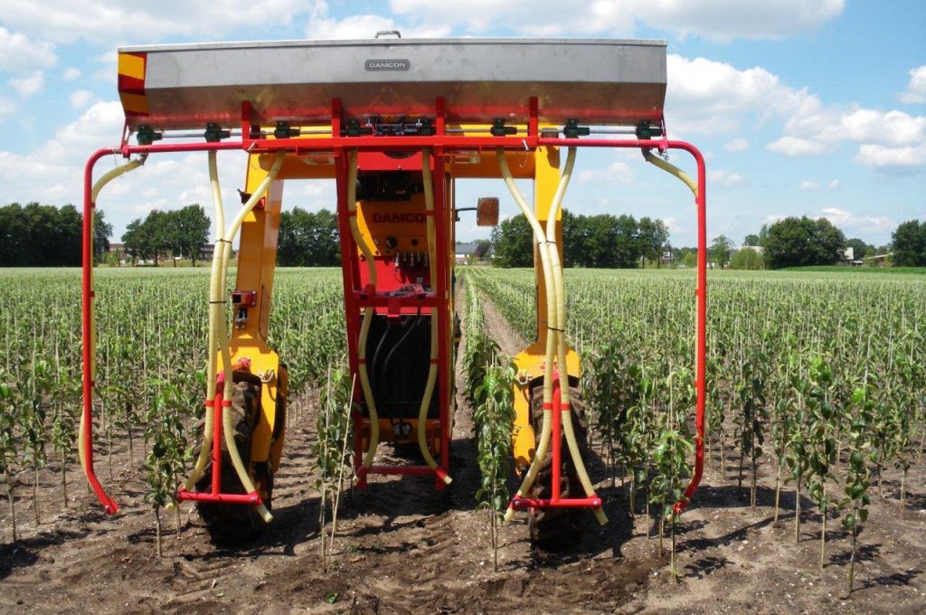 Row fertilizer 400 ltr - Multitrike high clearance tractor for fruit trees