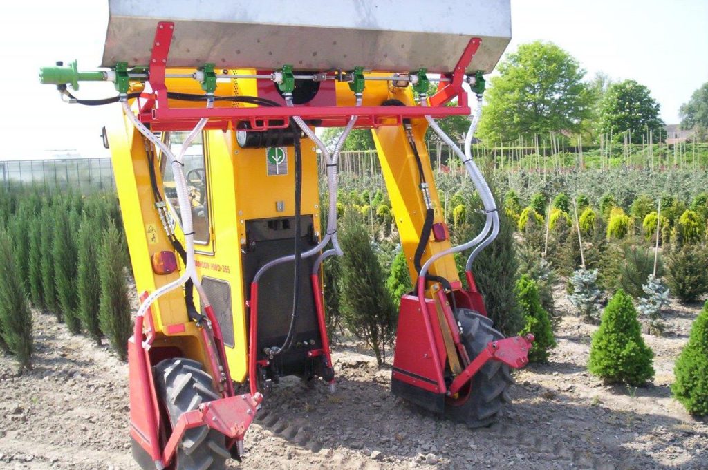 Row fertilizer 450 ltr mounted - Multitrike high clearance tractor for shrubs and conifers