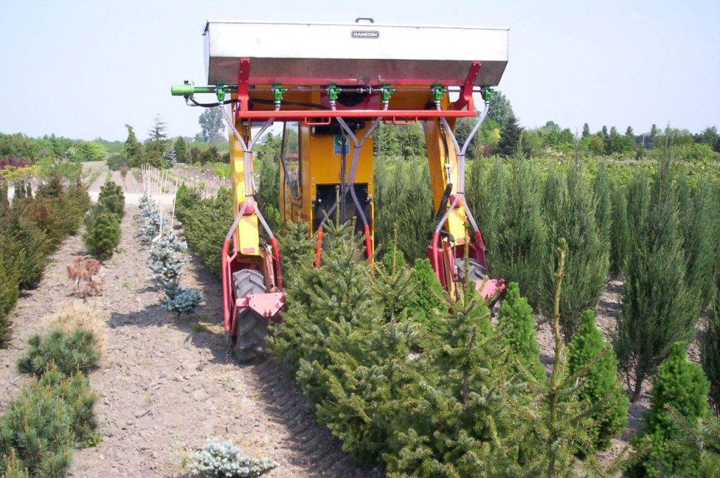 Row fertilizer 450 ltr mounted - Multitrike high clearance tractor for christmas trees