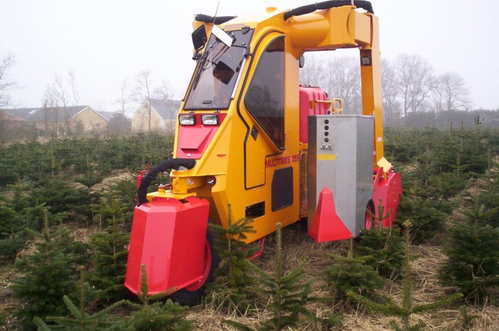 Row fertilizer RB 200 - Multitrike high clearance tractor for christmas trees