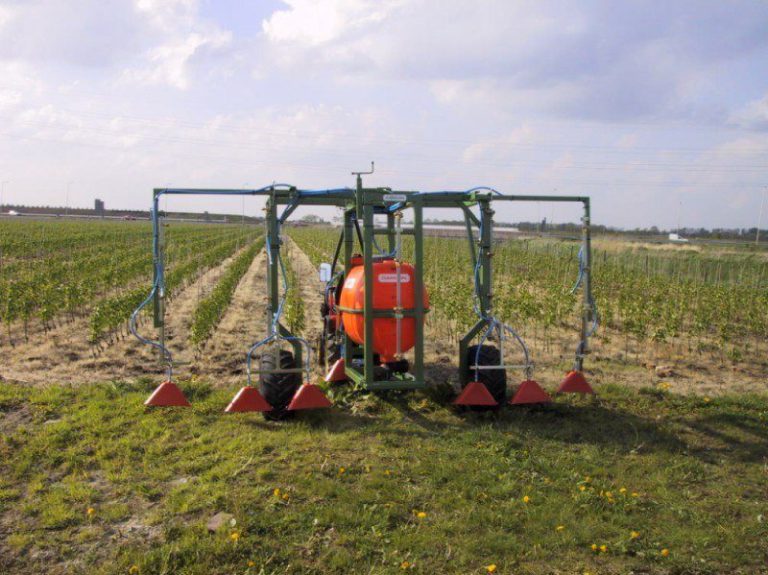 Row-sprayer