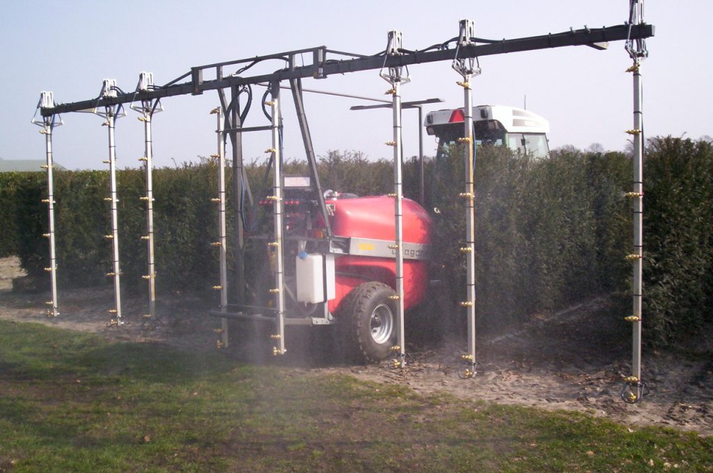 Row sprayer for hedges