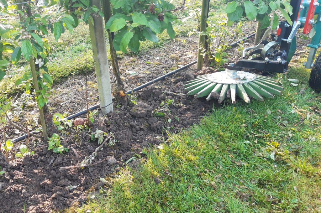 Roller hooks and finger weeders on SB compact frame