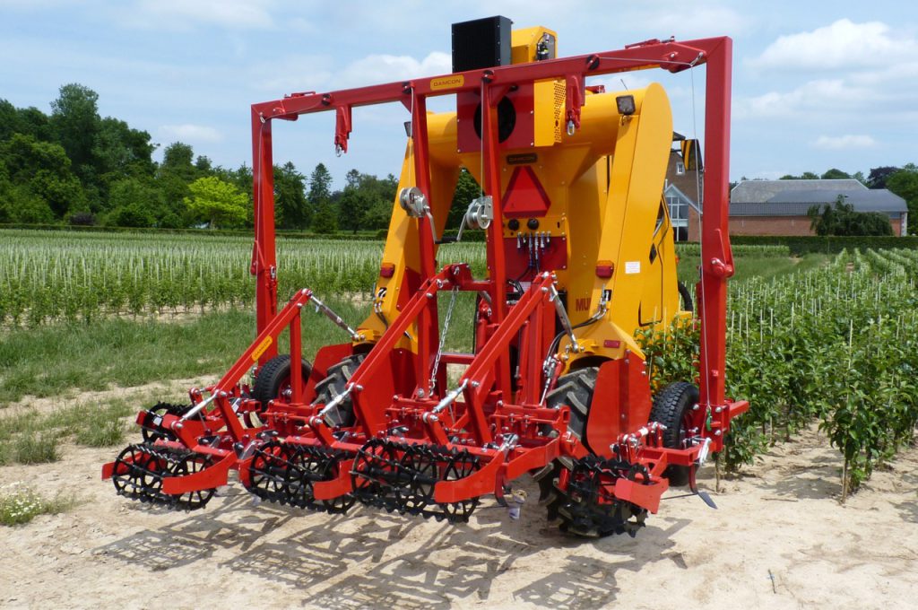 Hoeing with torsion weeder 2 year old cultivation row distance 80 cm - Multitrike high clearance tractor for fruit trees