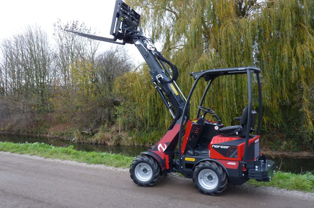 Extendable telescopic loading arm - Norcar A6226 articulated loader