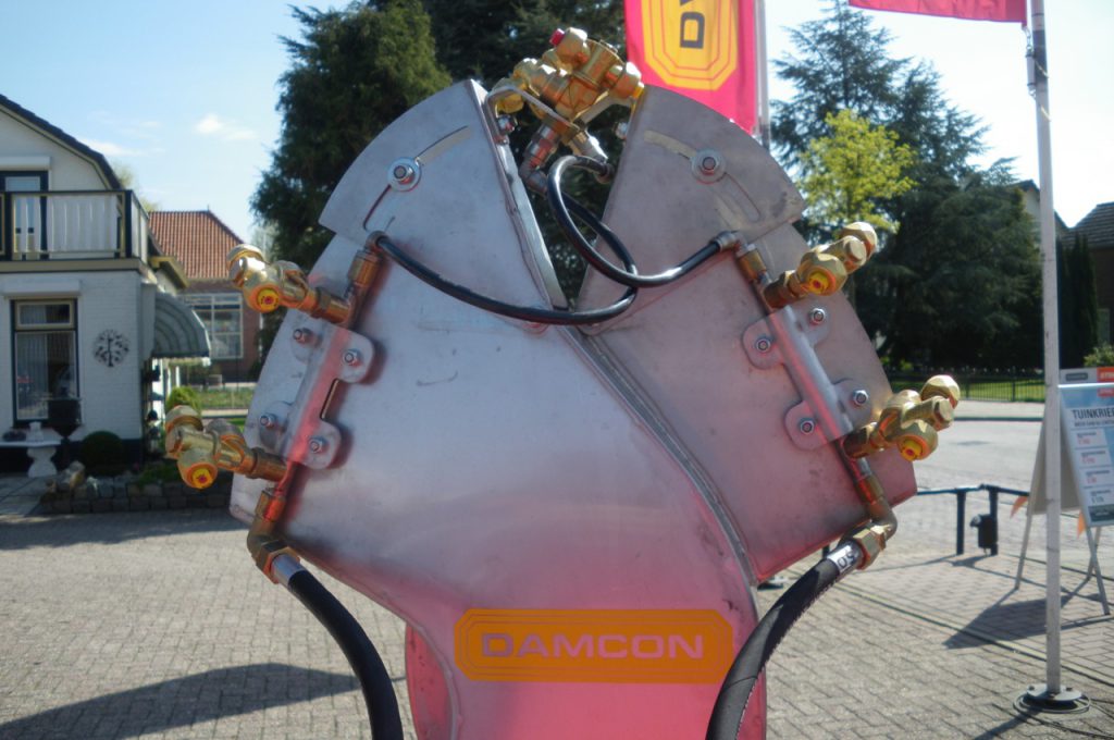 Adjustable nozzles cross stream sprayer