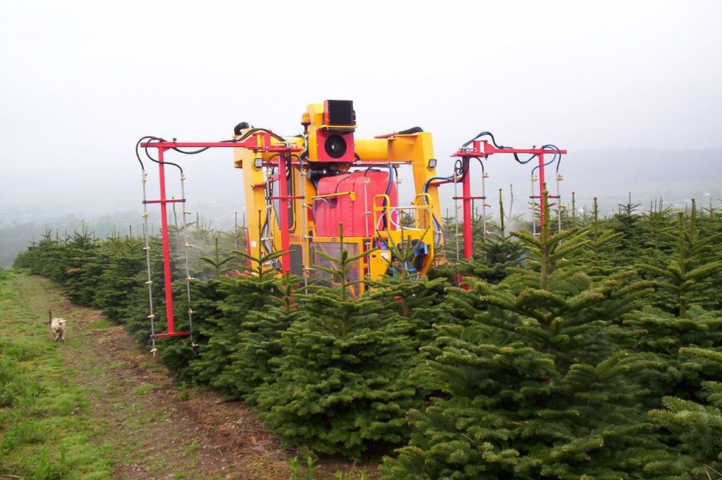 Vertical spray bars - Multitrike high clearance tractor for christmas trees