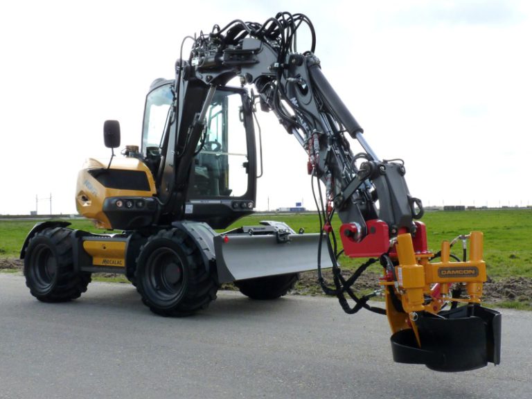 Mecalac and Damcon tree spade, a perfect and beautiful combination
