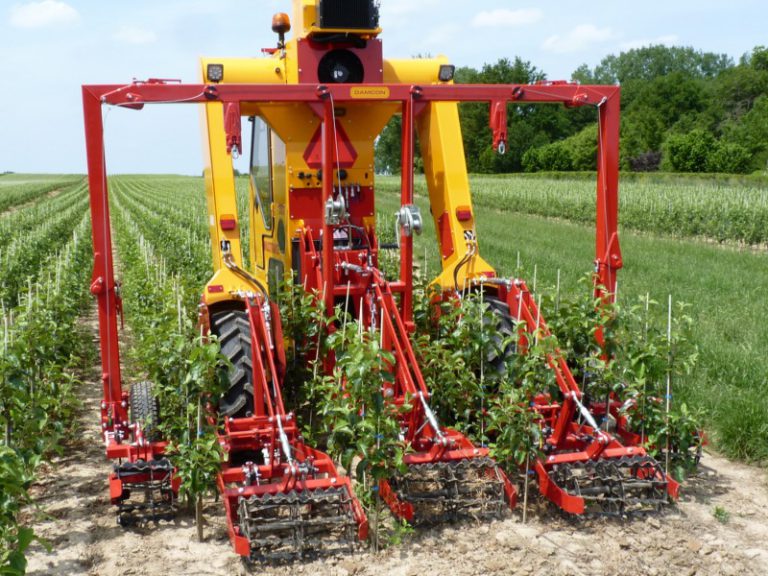 Is it impossible to hoe five rows in one working pass on hard loam soil? Damcon multitrike high clearance tractor